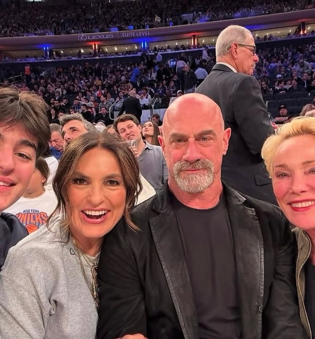 oliviasmariska's tweet photo. "#AboutLastNight Always love the Garden on a Friday night MSG Networks and watching the NY Knicks and #captain Jalen Brunson. Didn’t mind the company either… chris meloni #FridayNightFriends #CaptainToCaptain #MyFavoriteCaptain"
📸 Mariska's ig https://t.co/jv7GHZwPST