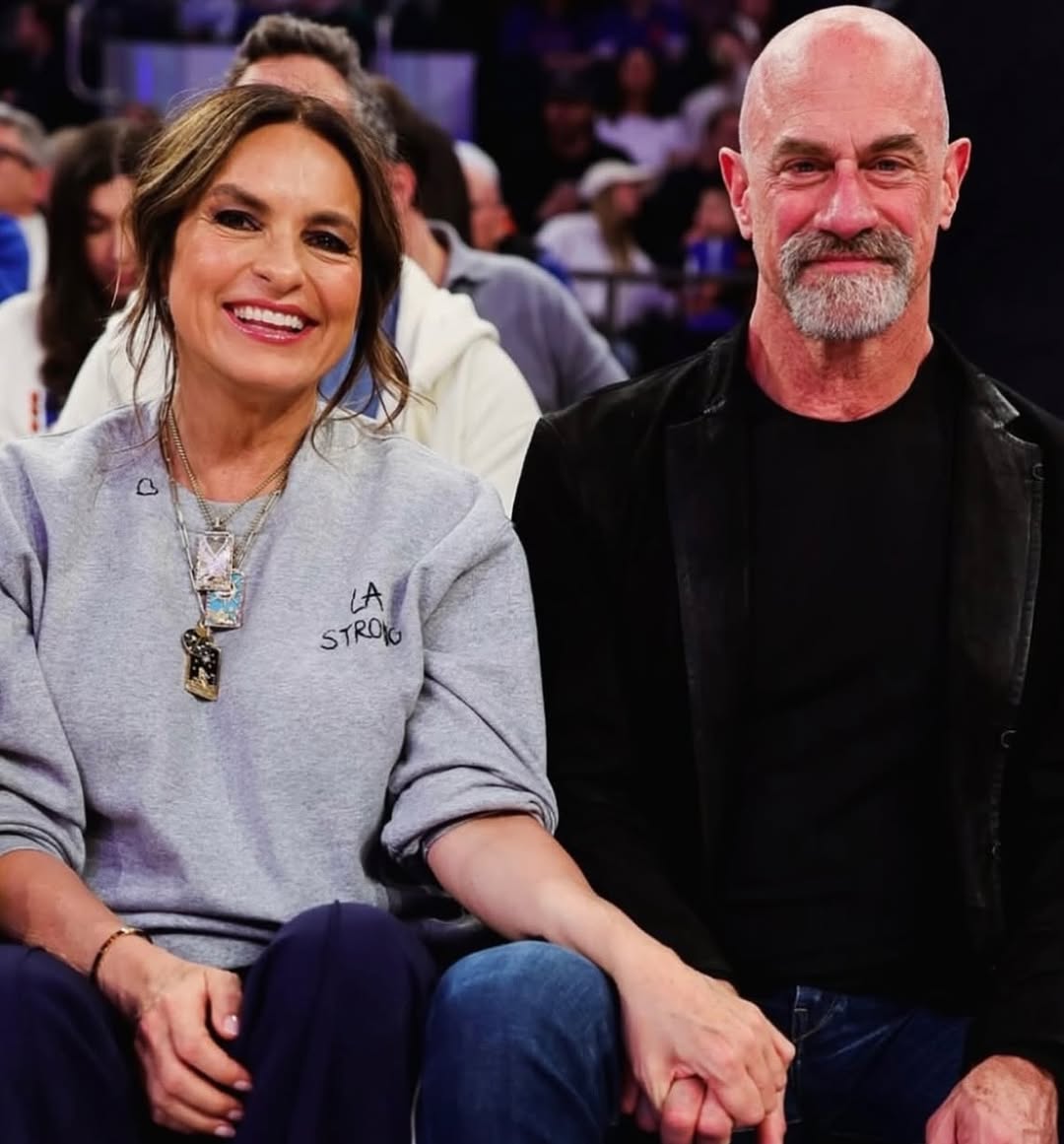 oliviasmariska's tweet photo. "#AboutLastNight Always love the Garden on a Friday night MSG Networks and watching the NY Knicks and #captain Jalen Brunson. Didn’t mind the company either… chris meloni #FridayNightFriends #CaptainToCaptain #MyFavoriteCaptain"
📸 Mariska's ig https://t.co/jv7GHZwPST