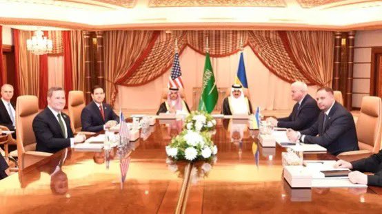 السعودية تستضيف وفود التفاوض الأمريكي والروسي ثم عمان تستضيف الوفود التفاوضية الأمريكي والإيراني .
يبدو إن العالم يدرك حكمة وعقلانية الملوك والسلاطين متأخراً.. الديمقراطيات الغربية والجمهوريات الشرقية التي كانت تنتقد الملكيات وتتهمها بالرجعية عادت إليها خانعة تطلب الوساطة!