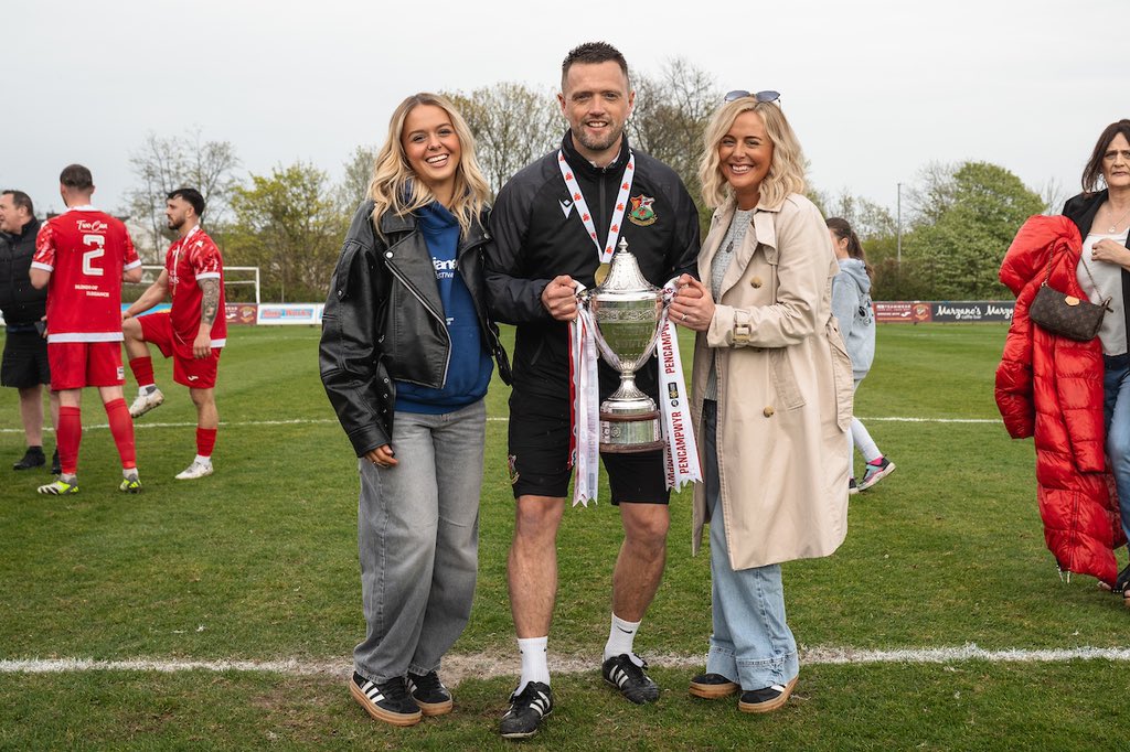 CymruLeagues's tweet photo. Memories for a lifetime ❤️

@LlanelliReds | #JDCymruSouth https://t.co/aLmaaEgSub