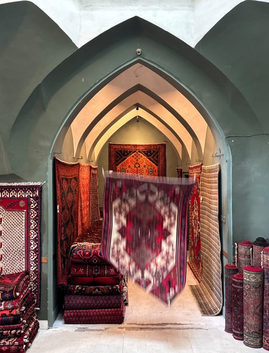 zheeshowroom's tweet photo. "Timeless treasures under arched ceilings
#PersianRugs #HistoricBazaar
#TraditionaRugs #HlandcraftedArt
#islamicart #interiordesigr https://t.co/fPLq4n2fIA