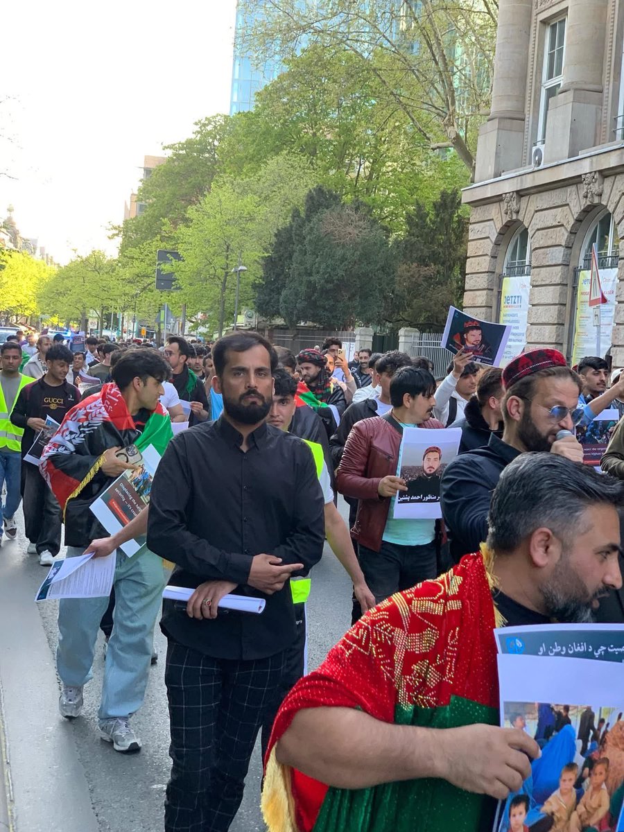 LarawbarNews's tweet photo. په فرانکفورټ کې د PTM جرمني لخوا د افغانانو جبري ایستلو او ناوړه چلند پر ضد احتجاجي لاریون ترسره شو.

لاریونوالو د پاکستان حکومت وغندلو او د نړیوالې ټولنې نه یې وغوښتل چې د افغانانو د حقونو ساتنه وکړي.

#AfghansLootedAndDeported

#PashtunLandPashtunRights https://t.co/E8QExiOxyL