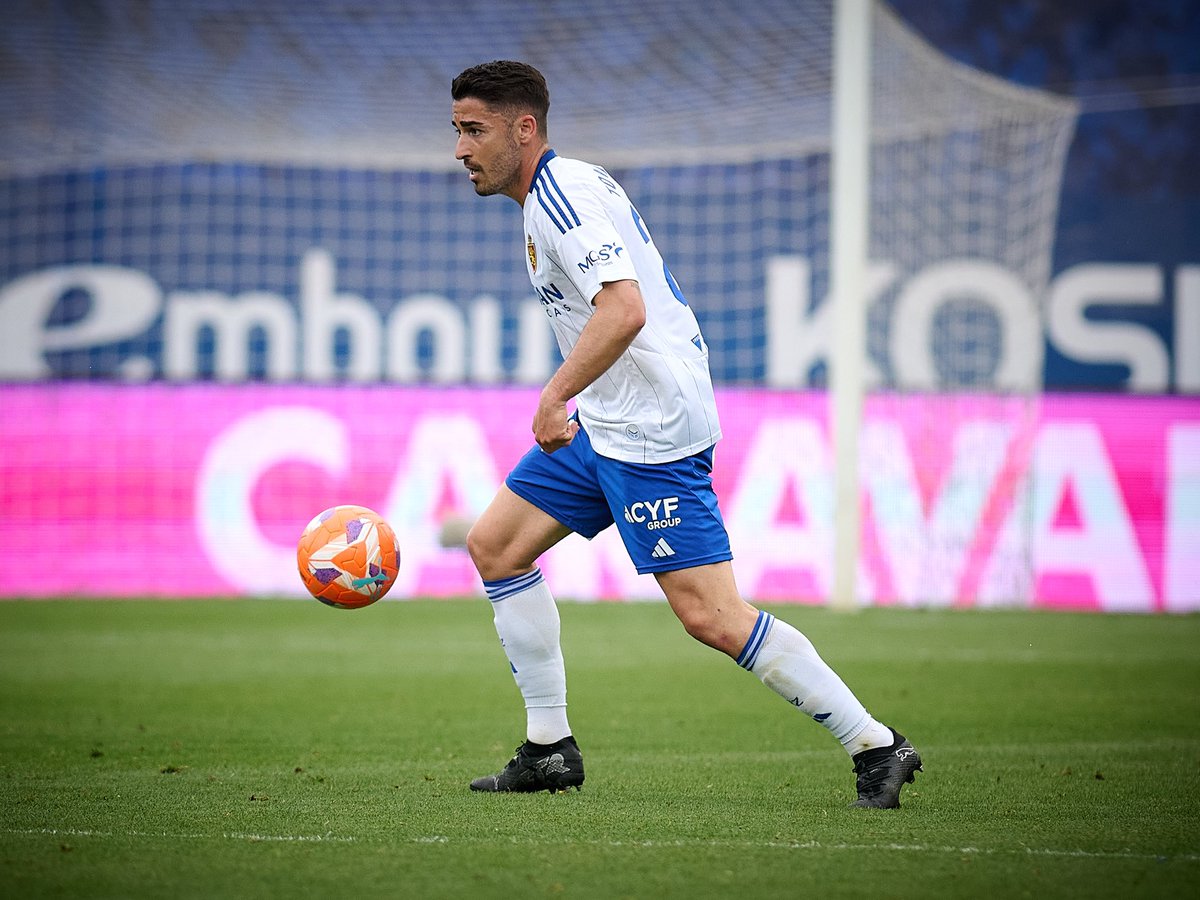 tonimoya8's tweet photo. ¡Rendirse no es una opción! 
Equipo y afición ¡Todos juntos! 
@RealZaragoza 🦁💙🤍
#RealZaragozaEibar @LaLiga2 
#EsPosibleEsZaragoza https://t.co/RhZA0SypOk