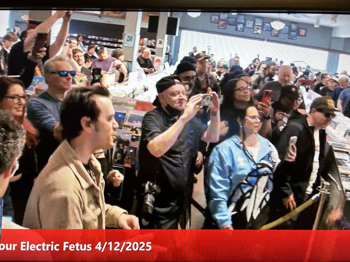 MotoGP R4カタールのスプリントレースで、小椋選手の活躍を観戦後、米国オハイオではBootsyの新譜「Album of the Year #1Funkateer」プロモでレコード店にブーツィが登場！お客さんビッシリ！今はP.Funkの「フラッシュ・ライト」が流れてお客さんと踊ってる。
#bootsy 
#Album of the Year #1Funkateer