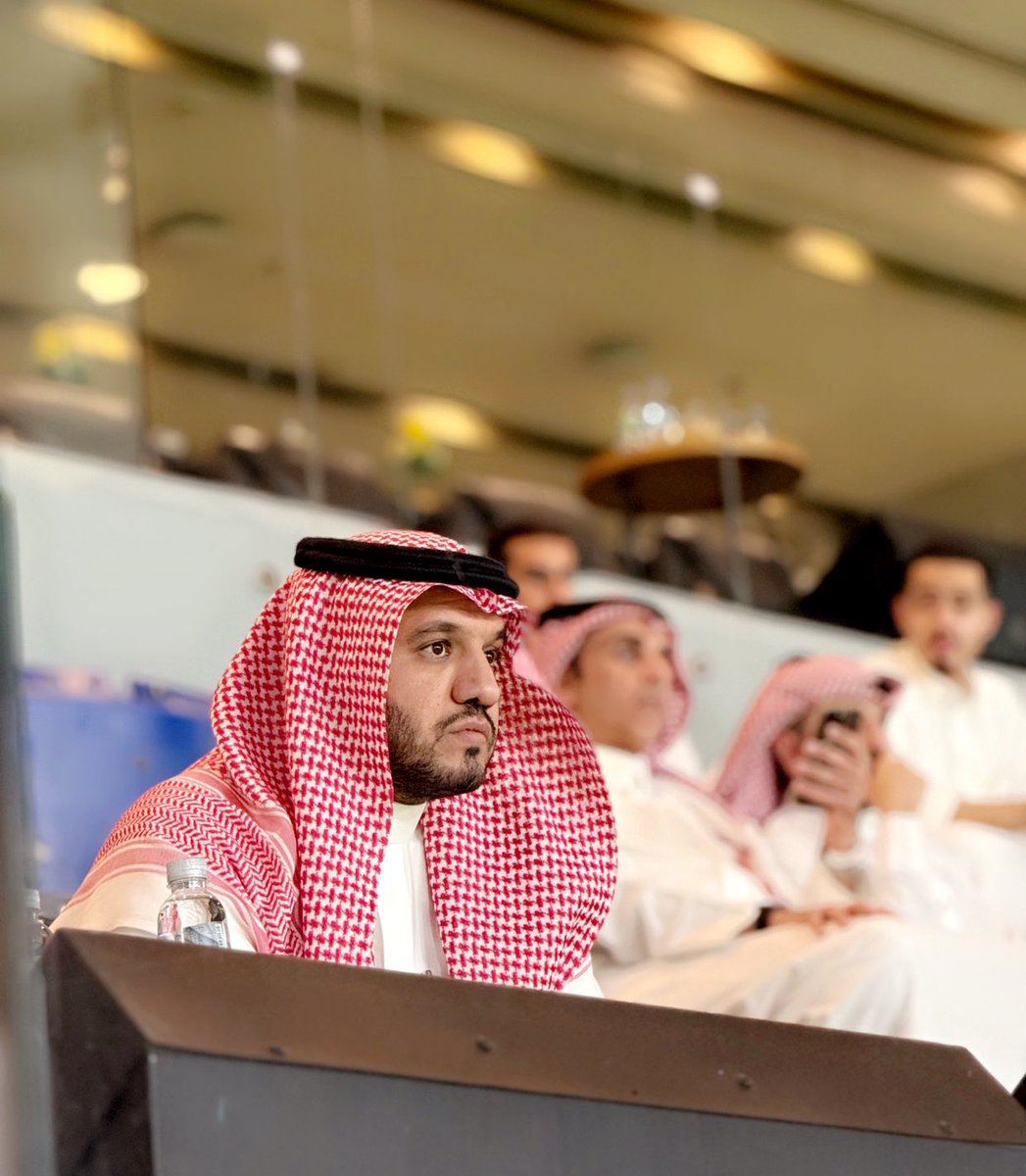 الرئيس يتابع بـحماس و رغبه 💛💛
