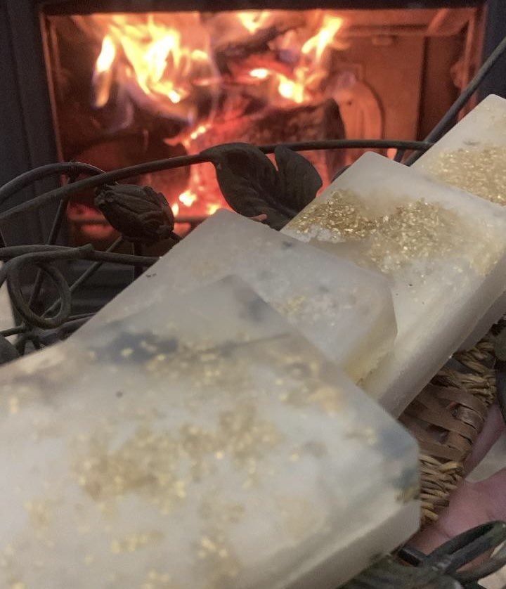 ✨ نور مارينا ✨
صابونة الذهب 🌟
من بعد ٣ سنين غياب، نحتفل بعودة الحب والحنان مع ٤ صابونات من الذهب، ممزوجة مع ورق اللافندر لإضفاء لمسة من الهدوء والجمال.
🌙 12 نيسان، تاريخ يحمل في طياته طاقة جديدة وبداية جديدة بعد غياب طويل.
الرقم 3 يمثل التغيير والنمو، والرقم 4 يعكس القوة