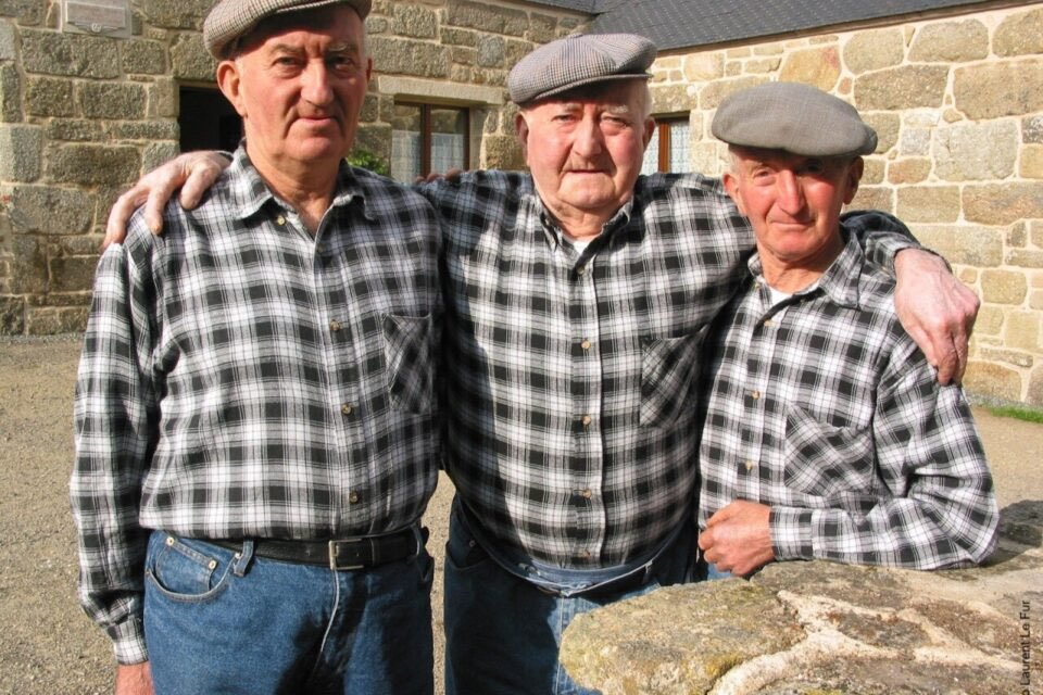 Les Frères Morvan incarnaient la Bretagne dans ce qu’elle a de plus noble : l’attachement à une langue, à une culture, mais aussi cette simplicité et cette humilité paysanne qui rendaient cette fratrie, enracinée à Botcol en Saint-Nicodème, aussi authentique qu’attachante.