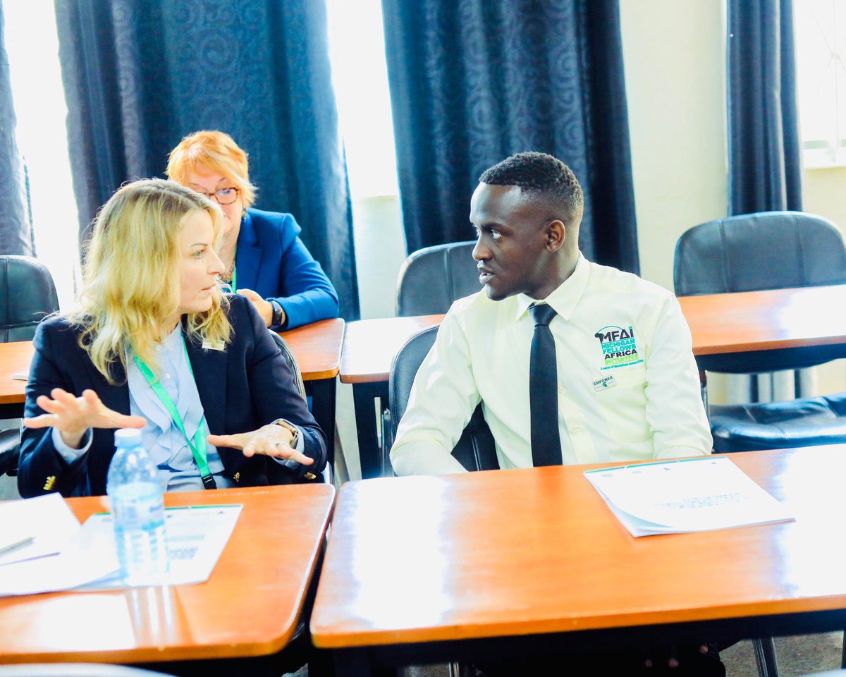 paultesla23's tweet photo. Conversations that spark change..🇺🇸🇺🇬 https://t.co/uzYecuMgoN