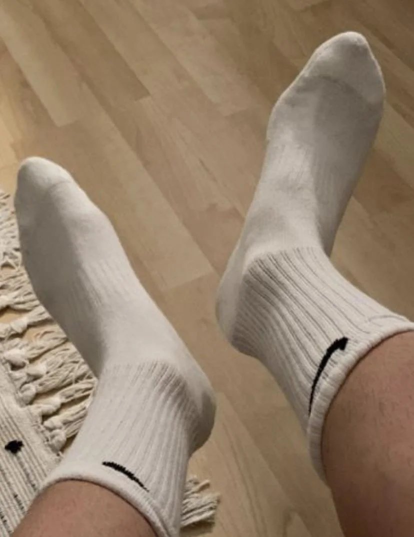 findomian's tweet photo. selling feet pics very cheap https://t.co/y2l1IB6btL