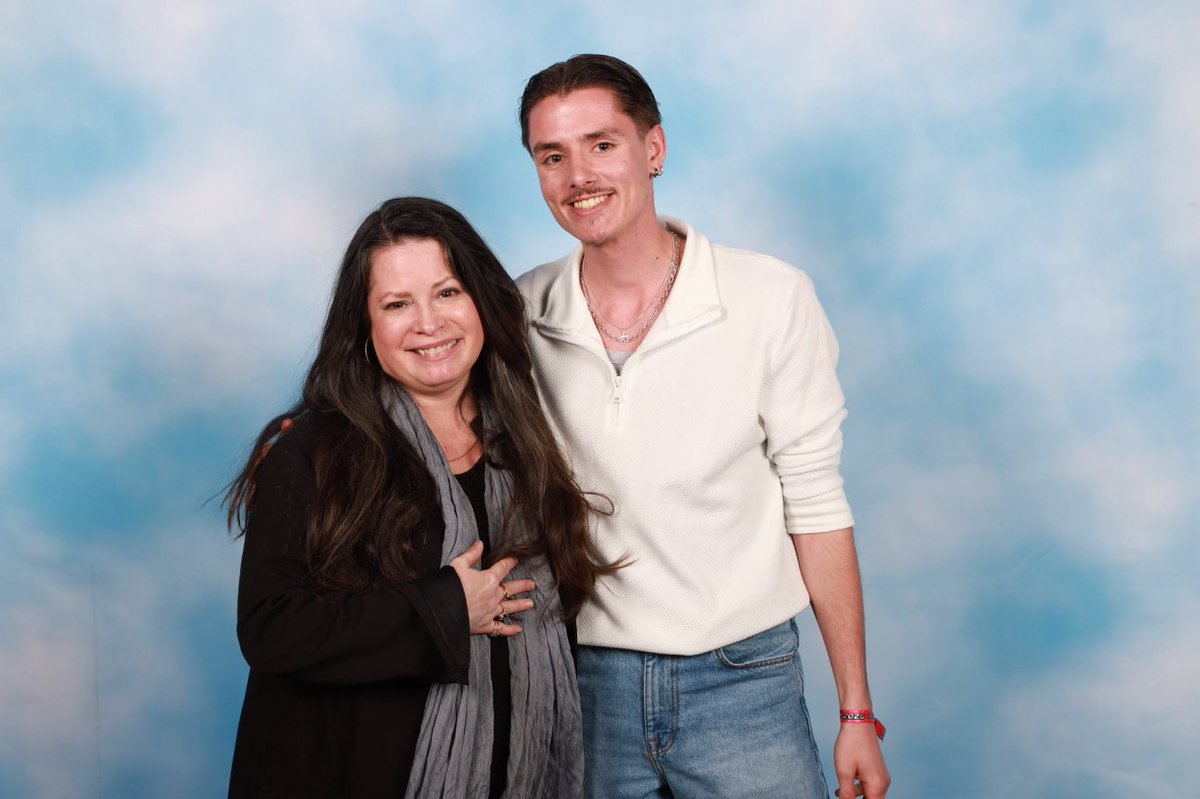 le0_adr's tweet photo. Un samedi โจMAGICโจ
#charmed #HMC #drewfuller #bryankrause #rosemcgowan #thepowerofthree #comiconparis https://t.co/rHKBNLd0Ac