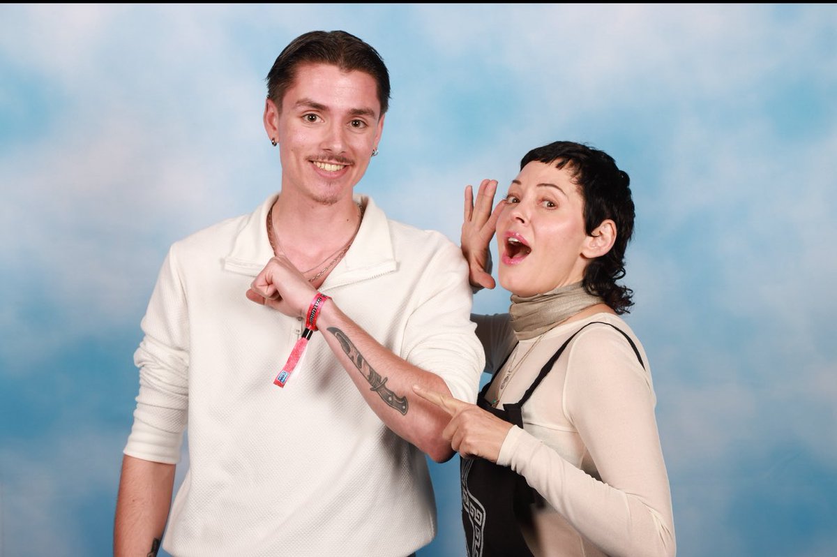 le0_adr's tweet photo. Un samedi โจMAGICโจ
#charmed #HMC #drewfuller #bryankrause #rosemcgowan #thepowerofthree #comiconparis https://t.co/rHKBNLd0Ac