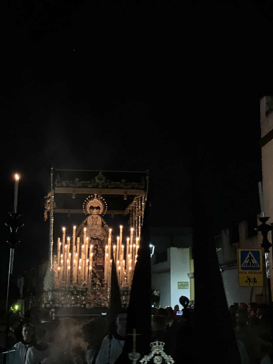 22:15| María Santísima de los Dolores discurre por la calle Mariana de Pineda.