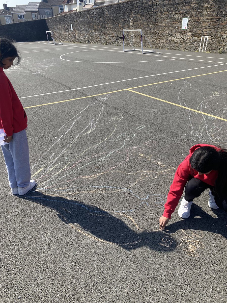 DanygraigP's tweet photo. Y5/6F have been designing a science investigation to find out about shadows and how they change during the day. We measured and recorded our shadows movements every hour.
#humansundialsโ๏ธ
#dygpscitech https://t.co/ztNUTaSuD7