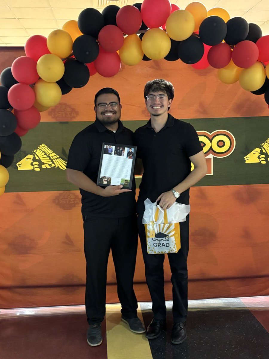 Cesar Hinojos (@chinojos_edhs) on Twitter photo Thank you to this amazing young man, Andres Gil for selecting me as his educator for the top 15 dinner! I’m so grateful to have been a small part of his educational journey. Keep striving for the best Andres and Hook ‘em Horns! 🤘🏽<a href="/EDAztecs_HS/">Venessa Betancourt</a> <a href="/SISD_FineArts/">SISD Fine Arts</a> Thank you to this amazing young man, Andres Gil for selecting me as his educator for the top 15 dinner! I’m so grateful to have been a small part of his educational journey. Keep striving for the best Andres and Hook ‘em Horns! 🤘🏽<a href="/EDAztecs_HS/">Venessa Betancourt</a> <a href="/SISD_FineArts/">SISD Fine Arts</a>