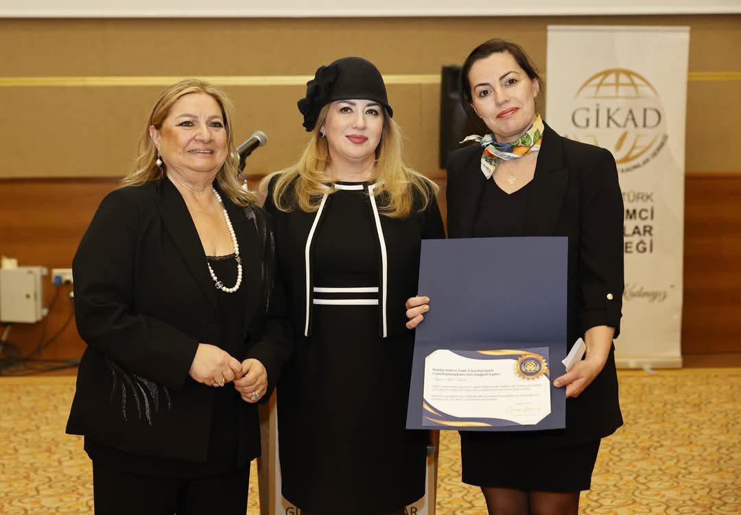 SibelTatar_'s tweet photo. TAMEV ve KKTC Hizmet Dernekleri’nin işbirliğiyle gerçekleştirilen ve geliri TC’nde okuyacak 5 KKTC vatandaşı öğrencinin burs ihtiyacı için kullanılacak “Üreten kadınlar, güçlü yarınlar” sosyal sorumlululuk projesinde KECADA markamızın birbirinden şık sapkaları tanıtıldı https://t.co/JqyuEQC3dC
