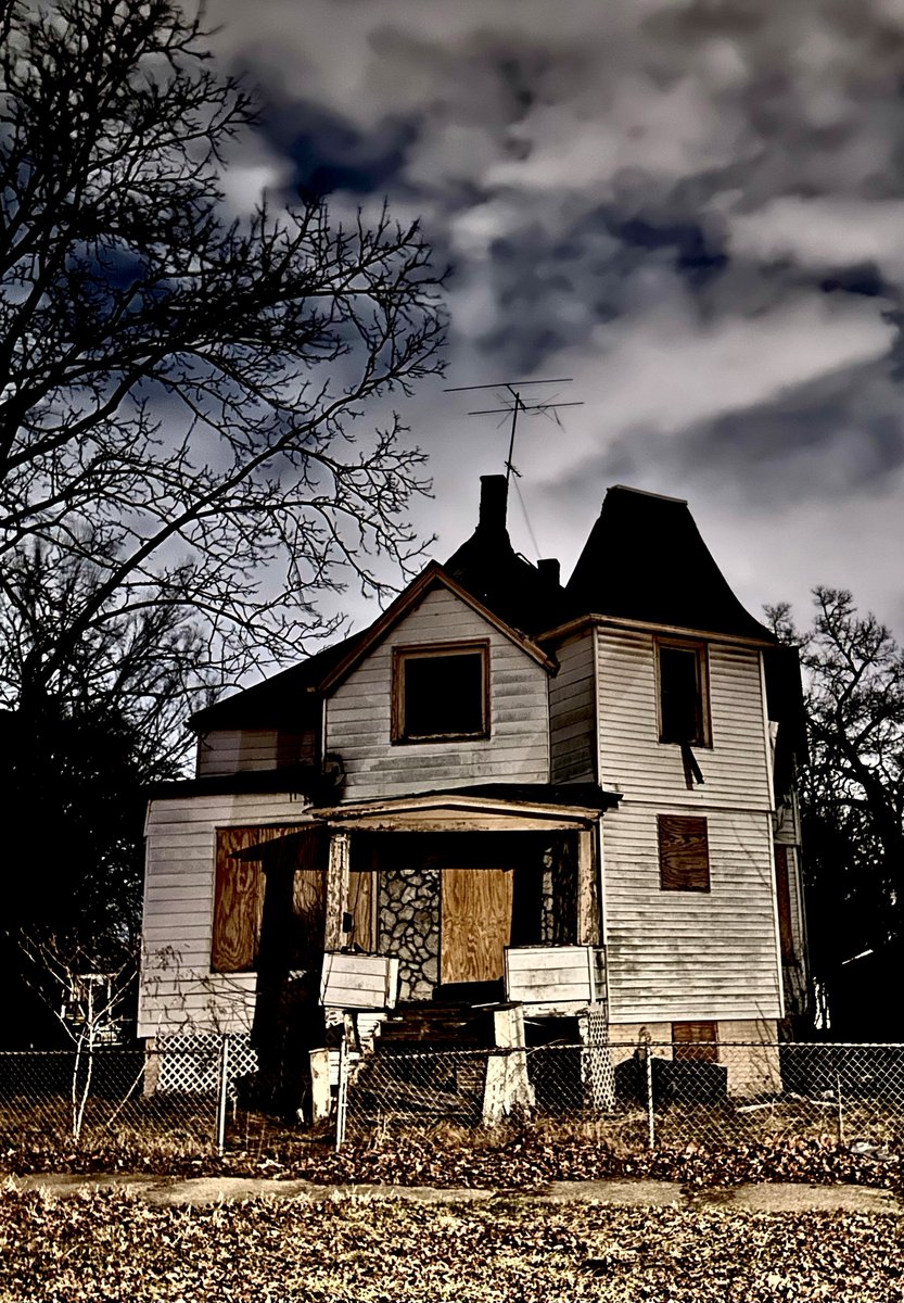 64thNWestern's tweet photo. A view of an abandoned home in West Pullman with the blinding light pollution of the city of Chicago in the background. West Pullman is an impoverished neighborhood at the southern border of Chicago.
Built in 1893 with 6 bedrooms and 3 baths.
#Chicago #WestPullman #Abandoned