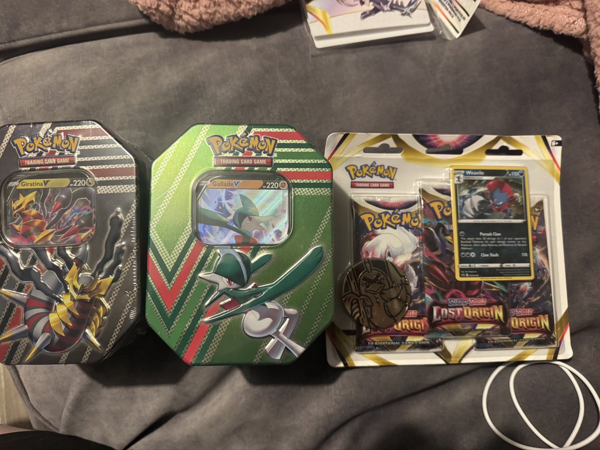 _Sol_Toshi's tweet photo. @pokemondealsuk Asda in Charlton had these today, wasn’t on shelves but got from the back for me. Had silver tempest &amp; obsidian flames triple blisters as well. https://t.co/2o6t8XAurw