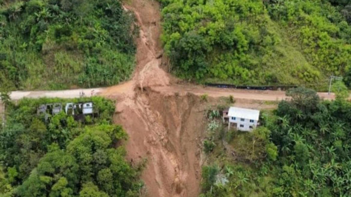 #ElOro | Vía Paccha - Zaruma (E585), cerrada por pérdida de calzada en el tramo Los Pinos - Cordoncillo, una vivienda está en riesgo de colapsar
