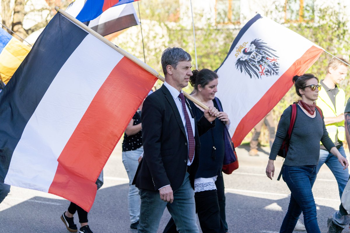 foto_kemp's tweet photo. Etwa 250 TN bei Versammlung aus dem #Reichsbürger und #Neonazis|pektrum in #Heiligenstadt #Thüringen am 12.04.2025.
Die Versammlung wurde als "Staatsvolktreffen" vom #VDWK ("Verband Deutscher Wahlkommission") veranstaltet.
Alle Fotos: https://t.co/K0x9pFUO0w https://t.co/2IMoNy8vRi