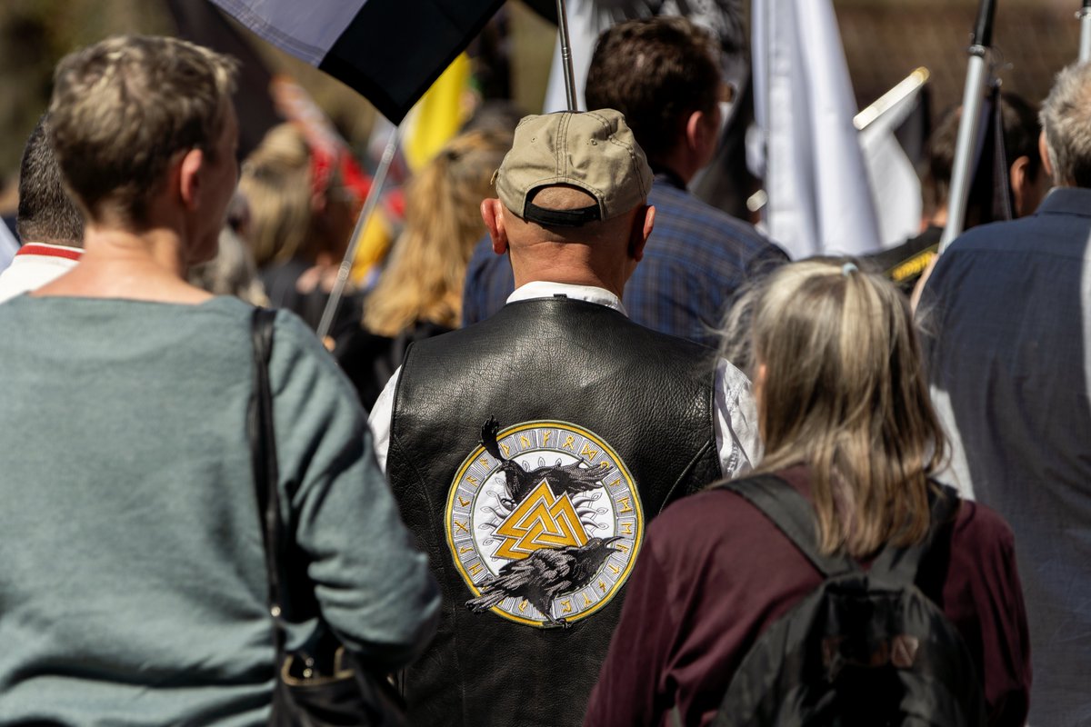 foto_kemp's tweet photo. Etwa 250 TN bei Versammlung aus dem #Reichsbürger und #Neonazis|pektrum in #Heiligenstadt #Thüringen am 12.04.2025.
Die Versammlung wurde als "Staatsvolktreffen" vom #VDWK ("Verband Deutscher Wahlkommission") veranstaltet.
Alle Fotos: https://t.co/K0x9pFUO0w https://t.co/2IMoNy8vRi