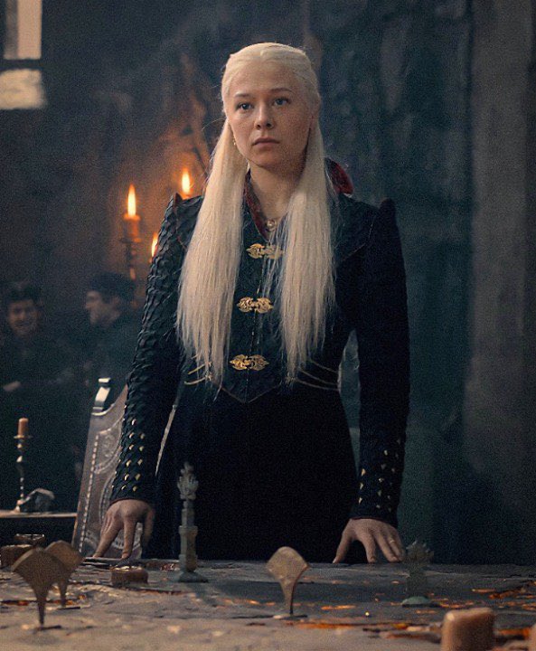 westerosies's tweet photo. Ancestor and descendant Targaryen Queens at the head of the Painted Table https://t.co/OO45yEbW8I