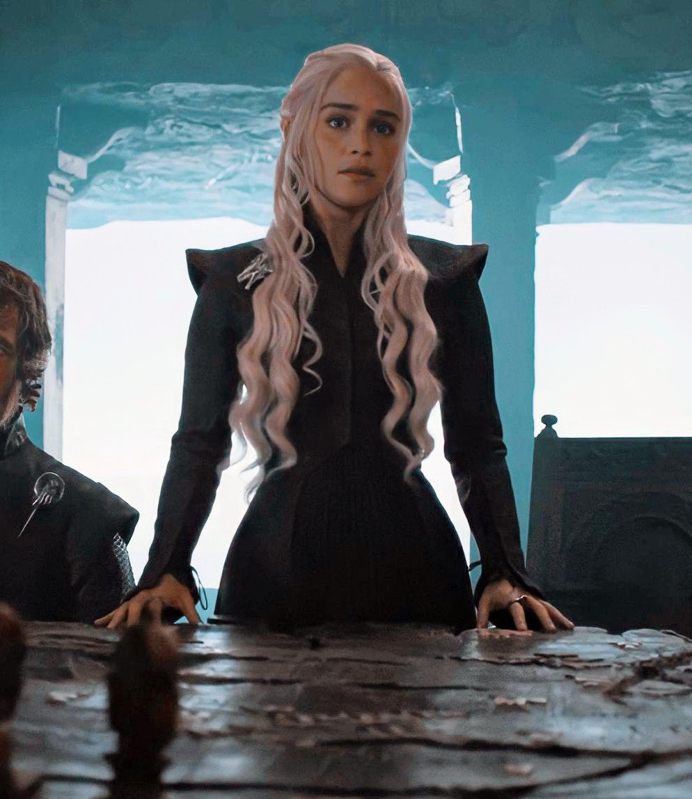 westerosies's tweet photo. Ancestor and descendant Targaryen Queens at the head of the Painted Table https://t.co/OO45yEbW8I