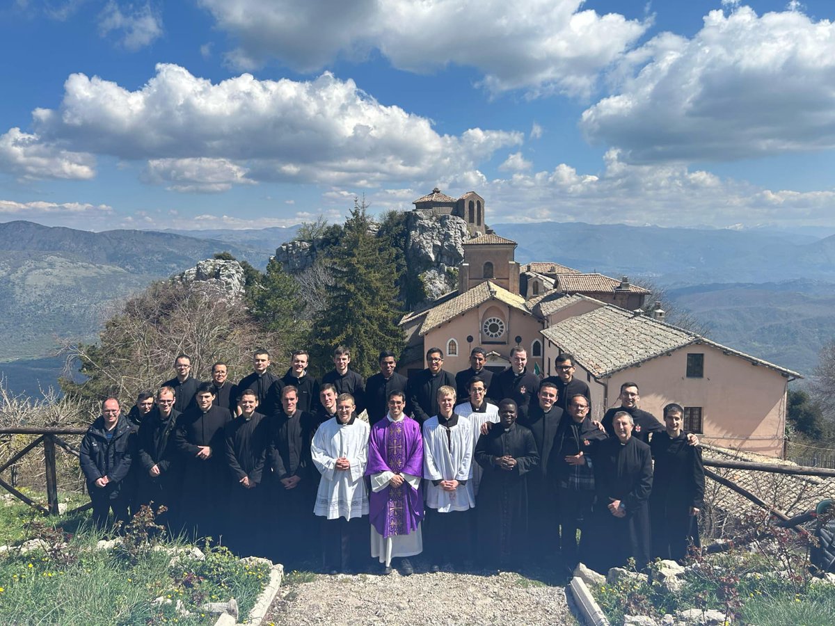 El que está a la izquierda del todo...