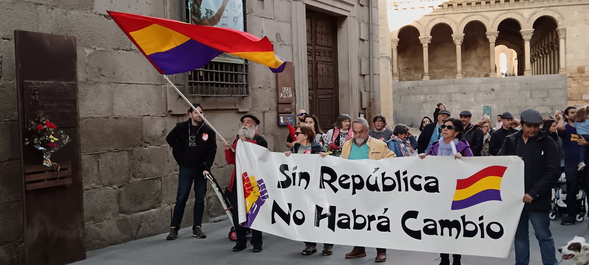 ForoSegovia's tweet photo. Manifestación en Segovia “Allá va la Republicana, ondeando libertad
https://t.co/NIFGsIMJI8 https://t.co/PxDG9XkPOM