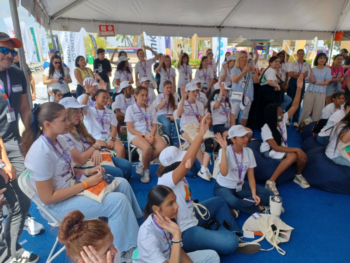 evmartimast's tweet photo. The @josemartimast PinkFast @Ten80Ed team got to attend the Girls on Track workshop presented  by @FIAFormulaE #GirlsonTrackFE #mast2425 https://t.co/wHEnY31OQ7