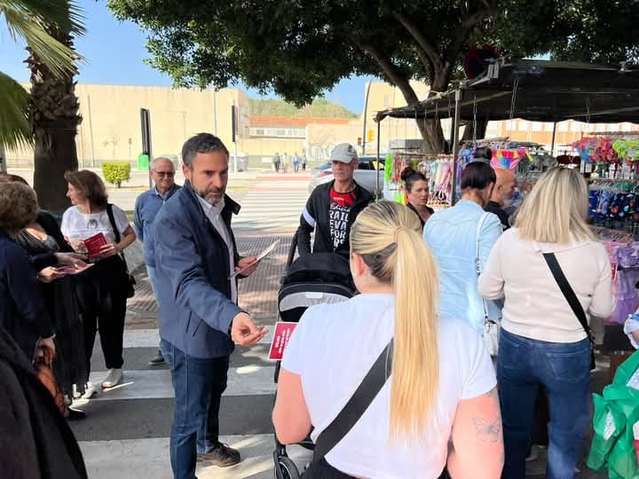 PsoeCjardin's tweet photo. 📌 Abordando con las y los vecinos del distrito los problemas de vivienda y explicando las solicitudes que aportamos desde el @PsoeCjardin

@RosadelMar1 @SergioGonzGar https://t.co/KH2ZJlcDbq