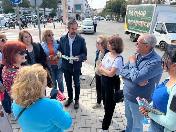 PsoeCjardin's tweet photo. 📌 Abordando con las y los vecinos del distrito los problemas de vivienda y explicando las solicitudes que aportamos desde el @PsoeCjardin

@RosadelMar1 @SergioGonzGar https://t.co/KH2ZJlcDbq