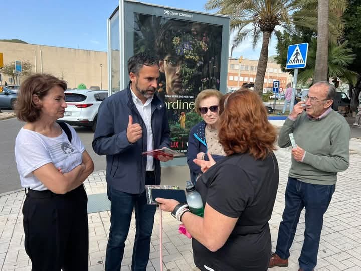 PsoeCjardin's tweet photo. 📌 Abordando con las y los vecinos del distrito los problemas de vivienda y explicando las solicitudes que aportamos desde el @PsoeCjardin

@RosadelMar1 @SergioGonzGar https://t.co/KH2ZJlcDbq