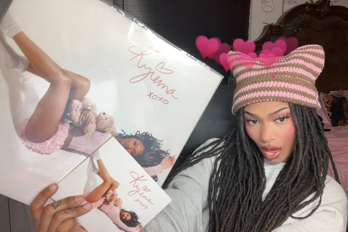 stainedcam's tweet photo. wanna SIGNED hold me softly vinyl by @KYIEMA ?

(1) SIGNED hold me softly vinyl
(1) SIGNED hold me softly cd
2 lucky winners!

• enter to win now !!! •
follow @KYIEMA &amp; @stainedcam + like n comment your fav song on the ep to be entered🧸💕☁️
(we will be checking! good luck) https://t.co/OlqwU13irq