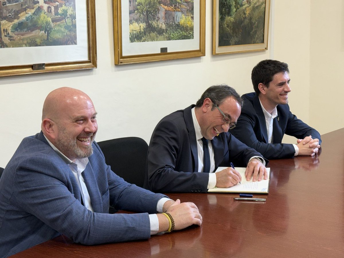 <a href="/joseprull/">Josep Rull i Andreu</a> <a href="/lapassio/">La Passió d'Olesa</a> L'alcalde, <a href="/Jordiparent/">jordi Parent</a>, ha rebut el president del Parlament de Catalunya acompanyat del 1r tinent d'alcalde, <a href="/marcserrado/">Marc Serradó</a>, i dels regidors de l’equip de govern <a href="/Domenecpaloma/">Domènec Paloma</a>, Raül Asensio, <a href="/FerranCeCa/">Ferran Cerdeira</a> i Anna Valero.