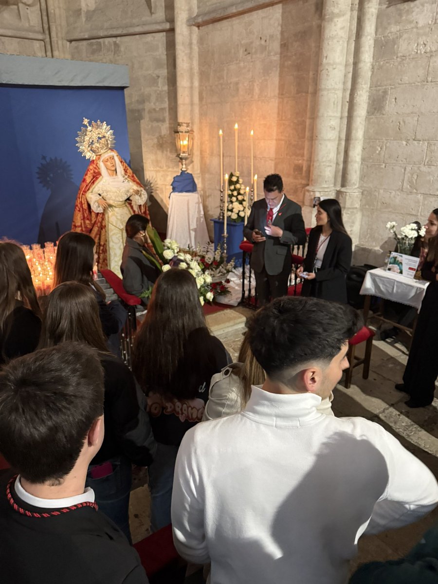 En el día de hoy nuestra sección ha realizado su tradicional ofrenda floral a nuestra Madre María Santísima de la Caridad.