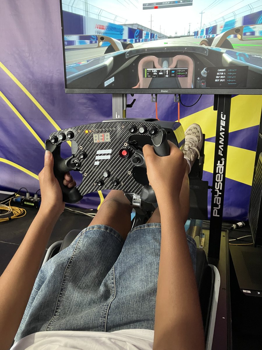 evmartimast's tweet photo. Testing the racing simulator. Pink Fast @Ten80Ed team at the @FIAFormulaE #GirlsonTrackFE workshop at @HomesteadMiami Speedway #mast2425 @josemartimast #WeRTen80 https://t.co/j8ZpgFnqbM