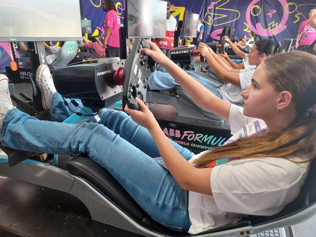 evmartimast's tweet photo. Testing the racing simulator. Pink Fast @Ten80Ed team at the @FIAFormulaE #GirlsonTrackFE workshop at @HomesteadMiami Speedway #mast2425 @josemartimast #WeRTen80 https://t.co/j8ZpgFnqbM