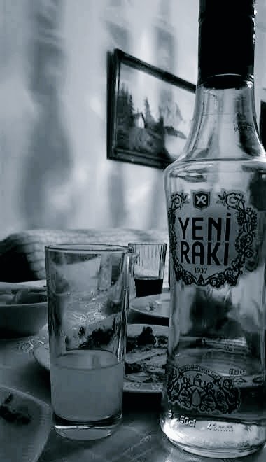 "İnsan kırıldıkça duvar örer kendine, bazen yaslanmak için, bazen saklanmak için.." ✌️✌️

#GeceyeNotum