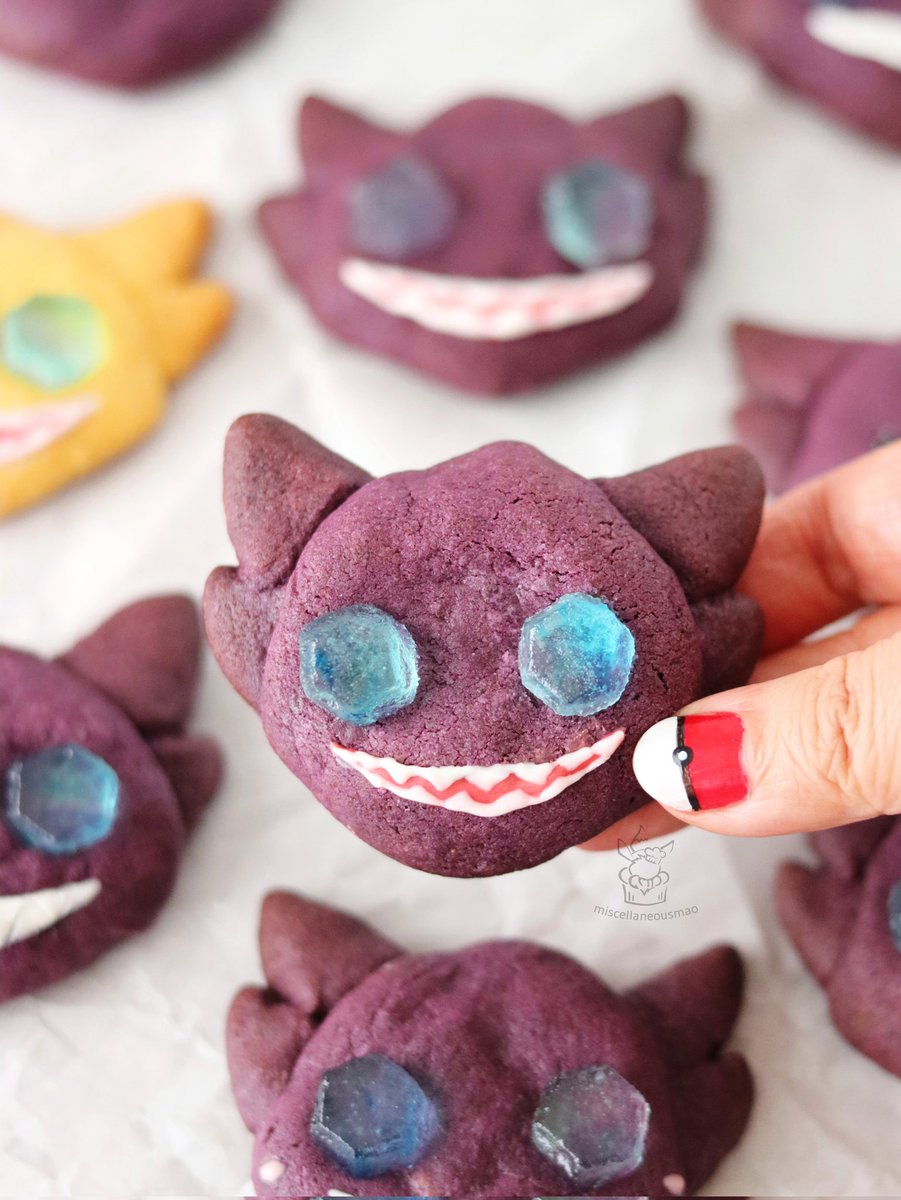 MiscMao's tweet photo. Sableye cookies in honor of meeting @lundberger ! 💎💜✨
Experimented with using kohakutou to make this guy's signature eyes, and I think they turned out pretty cool, look how they catch the light!
#Pokemon #pokemoncookies #sableye #ヤミラミ https://t.co/eIWDGpELPs