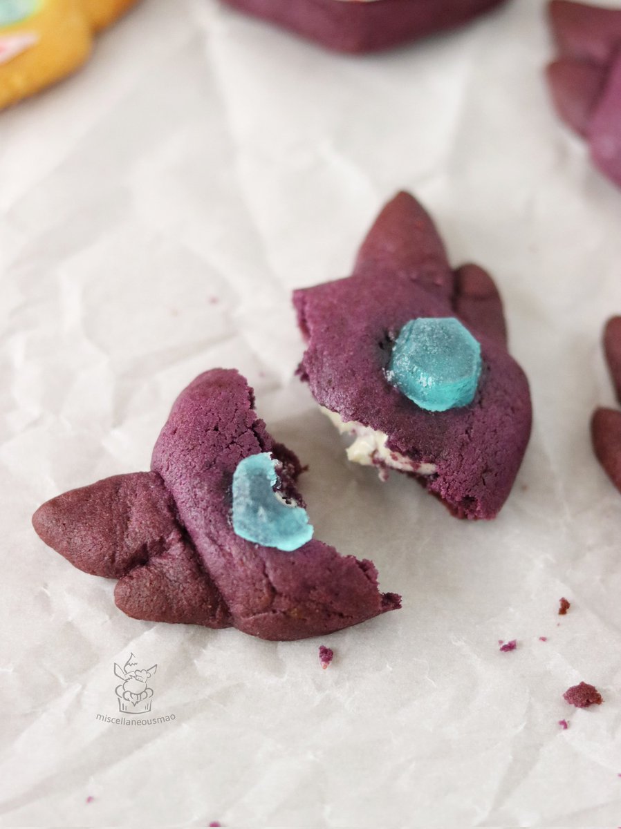 MiscMao's tweet photo. Sableye cookies in honor of meeting @lundberger ! 💎💜✨
Experimented with using kohakutou to make this guy's signature eyes, and I think they turned out pretty cool, look how they catch the light!
#Pokemon #pokemoncookies #sableye #ヤミラミ https://t.co/eIWDGpELPs
