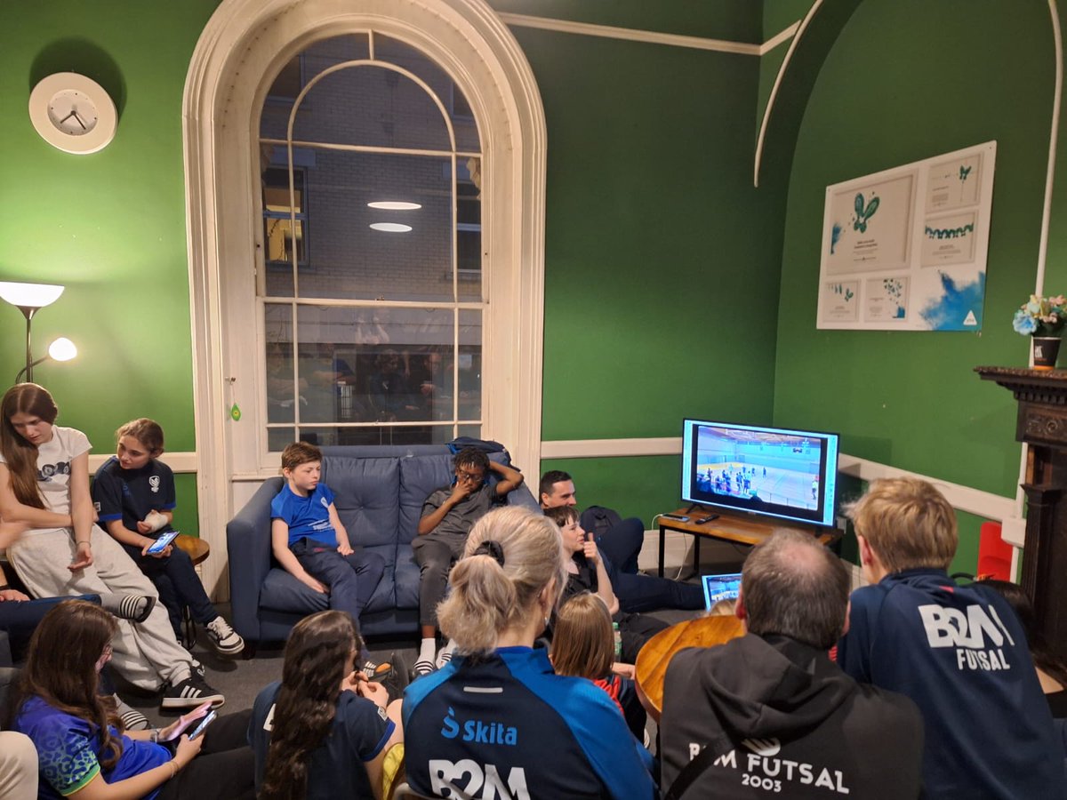 b2mfutsal's tweet photo. Jour 1 à Londres pour les Fémiteens U17F ✅
🚄 Eurostar → siestes &amp; bonne humeur
🍔 Fast-food US (à la sauce UK)
🌉 Balade sur la Tamise
🏨 Débrief &amp; dîner
🔥 Live de l’équipe première : victoire 4-2 vs BVE 2 dans une fin irrespirable
 U17F are ready 💪 https://t.co/1iHEzoSqvx