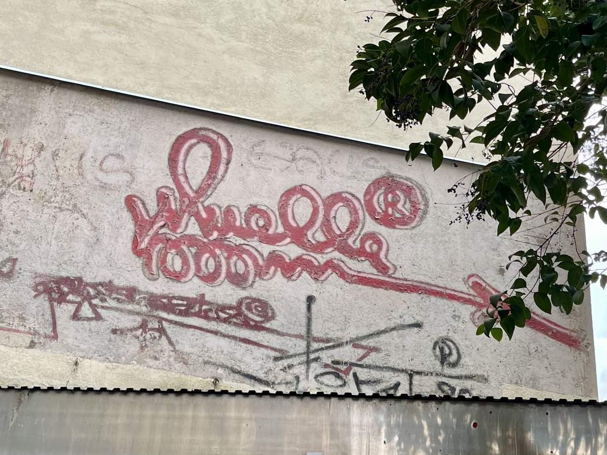 Antes de que llegara el grafitti desde Nueva York, Juan Carlos Argüello inventó en los 80 la variante madrileña del flechazo, con su ética para elegir los lugares donde dejar su rúbrica. Cada vez que se pasea por Montera es un lujo acercarse a contemplar este patrimonio cultural.