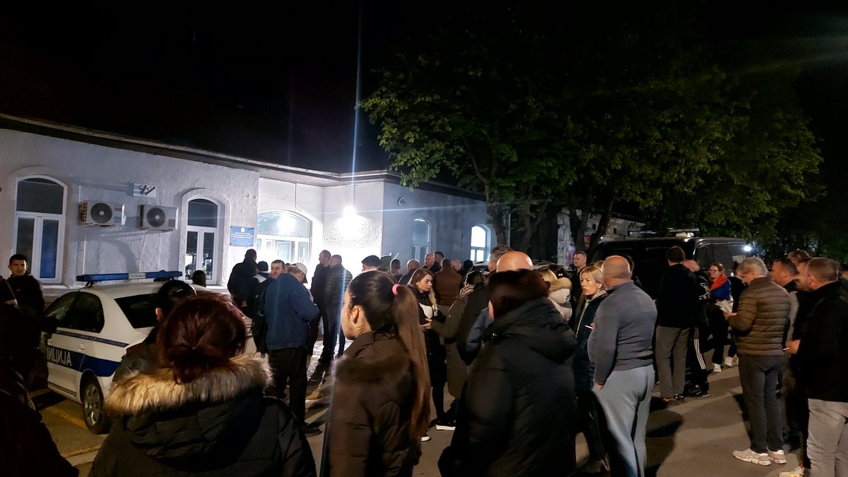 NLjudi's tweet photo. Trenutno je skup ispred policijske stanice u Topoli zbog prebijanja naša dva sugrađanina od strane sns batinaša. Traži se hapšenje krivaca po povratku iz Beograda. https://t.co/EEUSA1XQgk