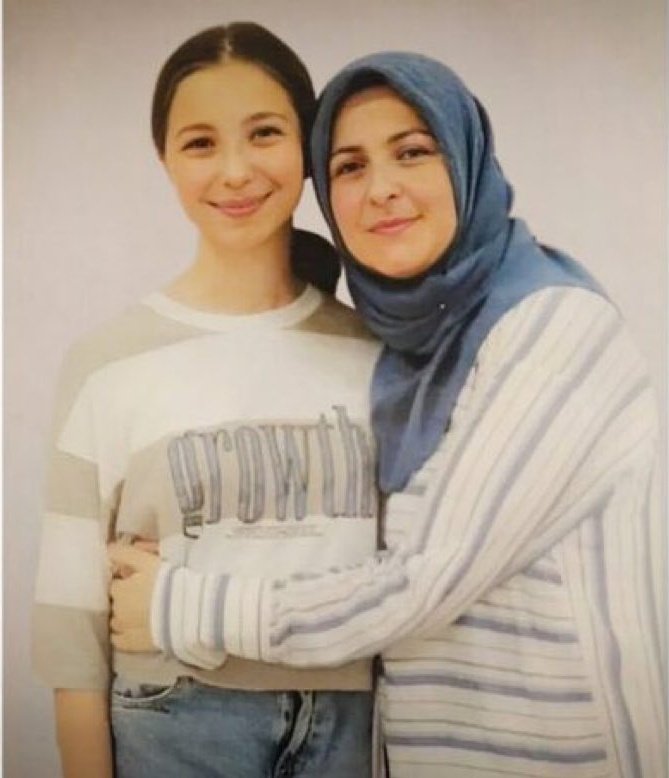 Kitmirin_biri1's tweet photo. 15 Yaṣında Annesine kavuṣamadan, hasretine dayanamayıp epilepsi hastalığına yenilip dünyaya veda etti Sümeyra...

Rahat uyu oldu mu Türkiye...!

15Yaşında BirKalpSustu https://t.co/4rOT9cLwQv