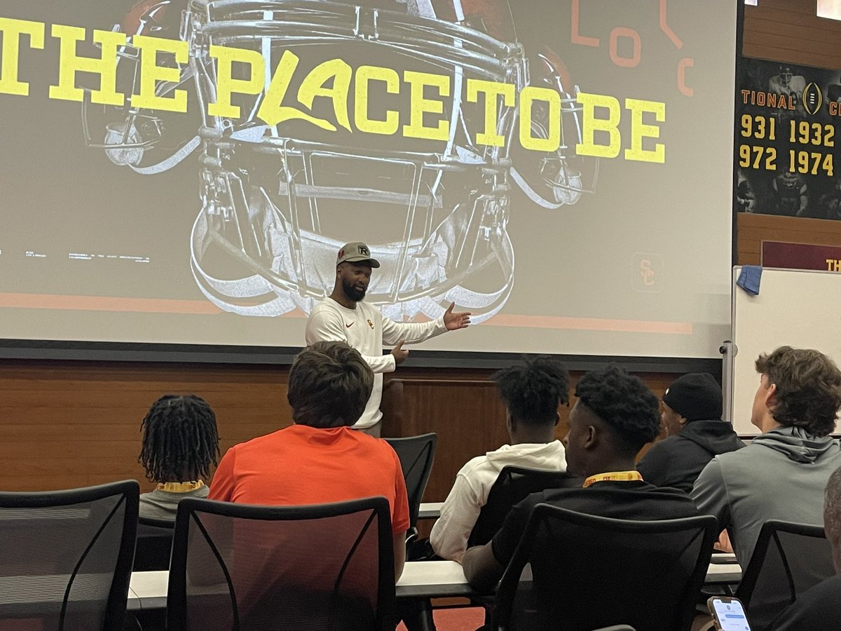 I’d like to say thank you to <a href="/uscfb/">USC Football ✌️</a> for the opportunity to visit campus and tour the facilities!

<a href="/DreBrownUSC/">Dre Brown</a> <a href="/LincolnRiley/">Lincoln Riley</a> <a href="/CoachChadSavage/">Chad Savage</a> <a href="/CoachLukeHuard/">Luke Huard</a> 
<a href="/TrovonReed/">Coach T.Reed</a> 
<a href="/4thQuarterM7v7/">4th Quarter Mentality 7v7</a>