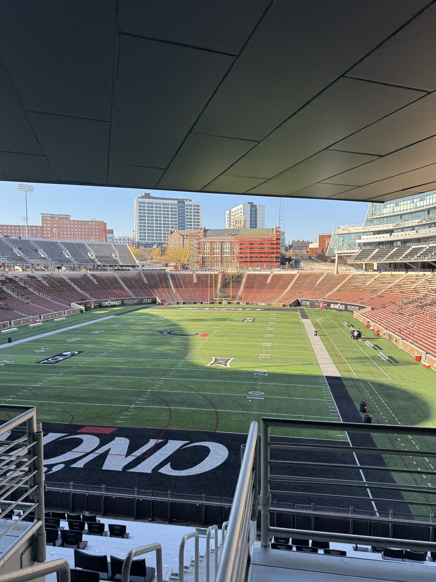 After a great conversation with <a href="/TysonVeidt/">Tyson Veidt</a> I’m blessed to receive a offer from Cincinnati <a href="/GoBEARCATS/">Cincinnati Bearcats</a> #AGTG