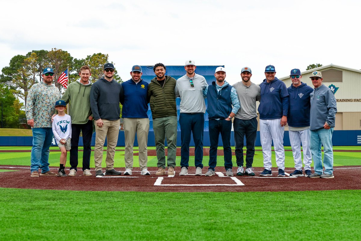 UNCWBaseball's tweet photo. welcome home, alumni!

Happy to recognize and welcome the 1975 and 2015 UNCW Baseball teams at Brooks today! 

#SeahawkBaseball https://t.co/jz0UyT229D