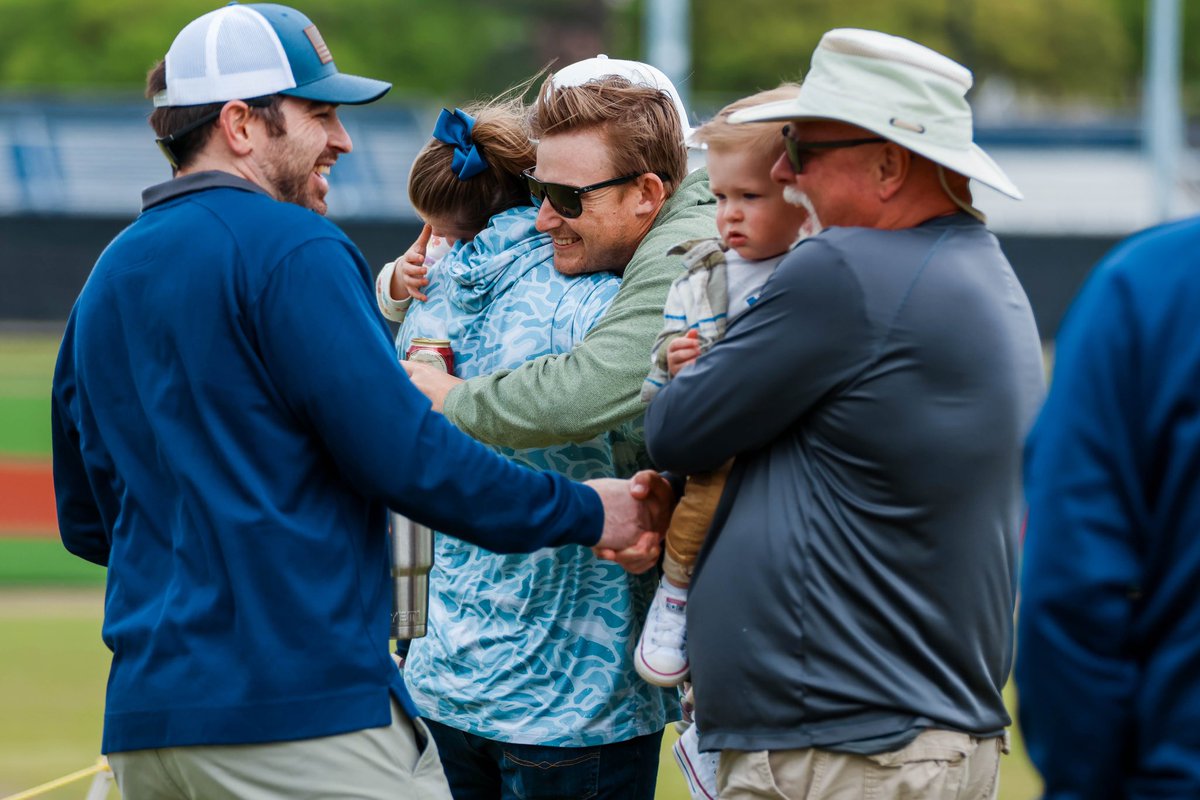 UNCWBaseball's tweet photo. welcome home, alumni!

Happy to recognize and welcome the 1975 and 2015 UNCW Baseball teams at Brooks today! 

#SeahawkBaseball https://t.co/jz0UyT229D