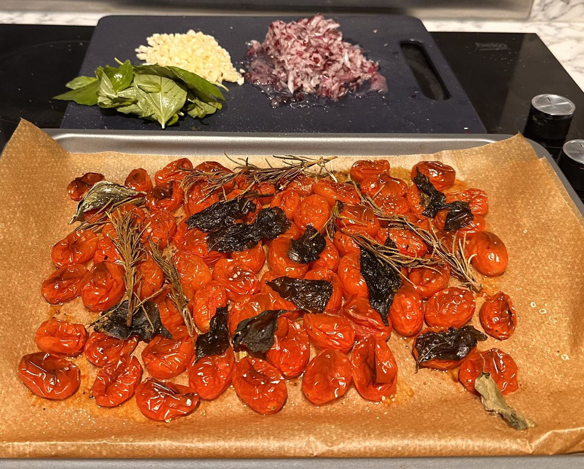 SidThakerMSK's tweet image. La dolce vita 🤌🏼
No MSK today! Just Pasta al pomodoro, basilico e rosmarino!