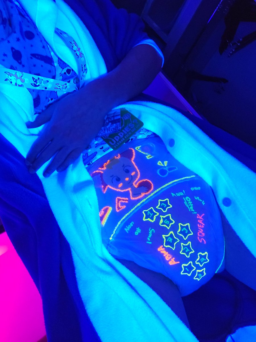 Ok, this is now 100% my new favorite thing to do at cons. Neon markers aaaaaaaaaaaaaaa